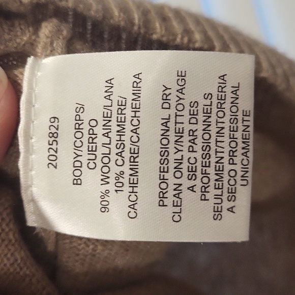 Halston Wool/ Cashmere Sweater - Picture 8 of 9